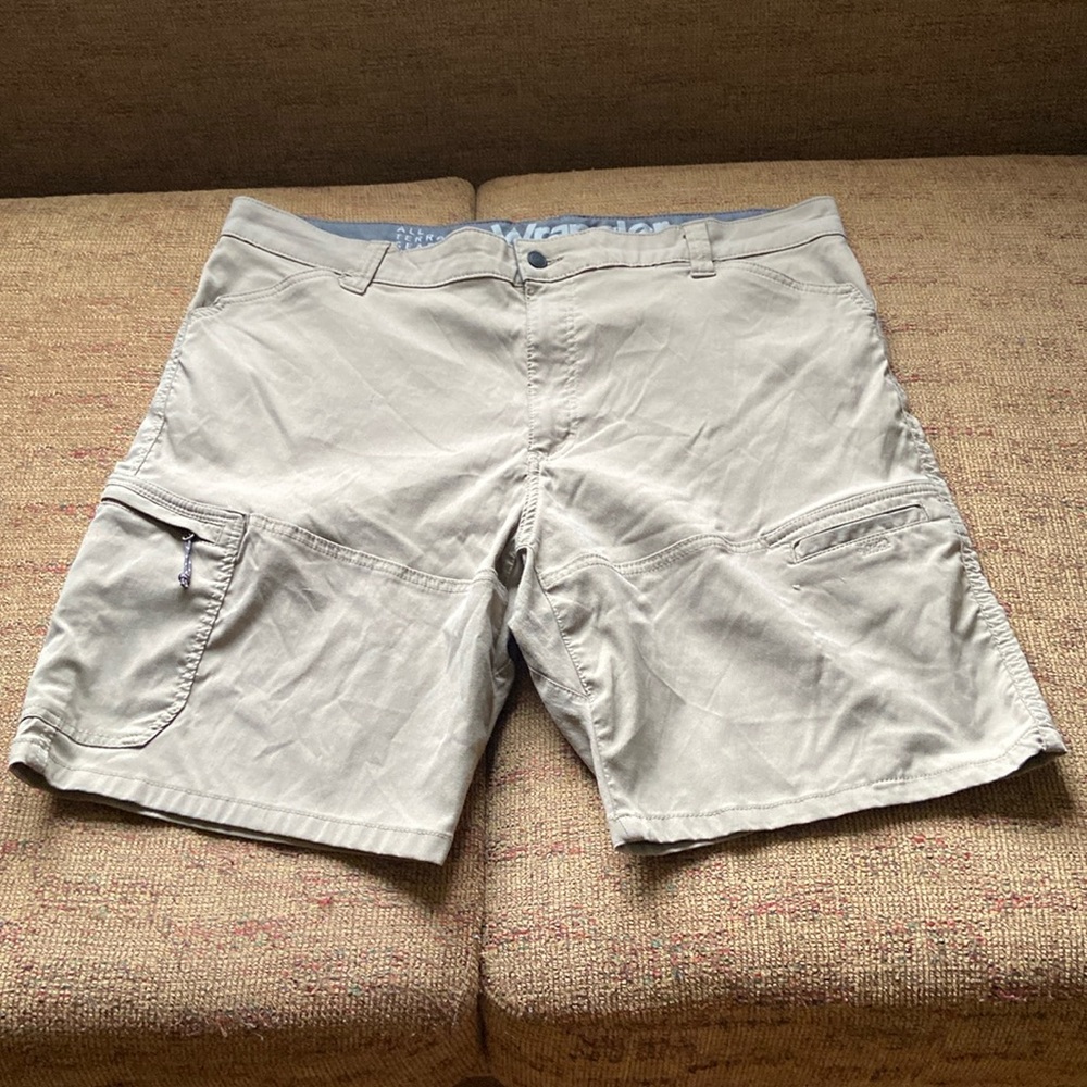 Men’s Wrangler Cargo Shorts, Dark Khaki, Stretch Comfy Size 36